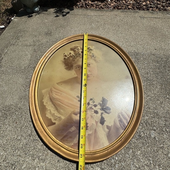 Antique 1898 "He Loves Me Not" Oval Portrait with Gold Frame - Picture 5 of 7